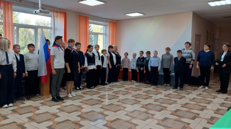 Началась новая рабочая неделя в МКОУ " Большесавкинская ООШ" . ?состоялась традиционная линейка с выносом флага и исполнением гимна РФ..